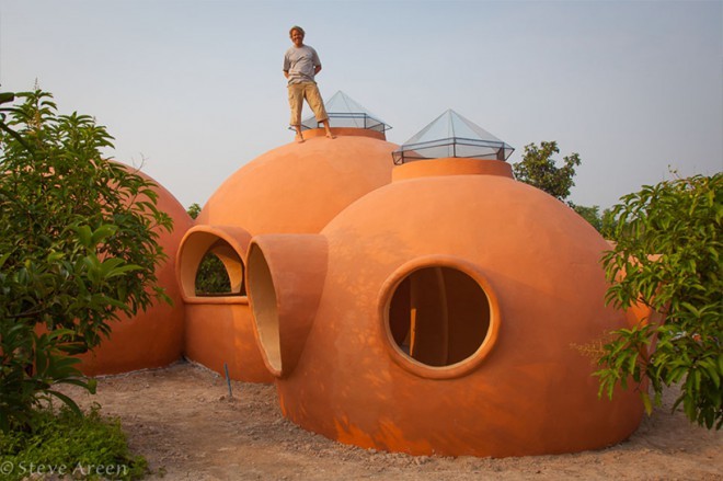 Steve Areen und Hajjar Gibran schufen inmitten einer exotischen Landschaft ein ungewöhnliches Kuppelhaus. Foto: Steve Areen.