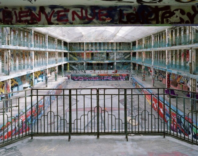 Le facciate colorate e gli interni ricoperti di graffiti della piscina hanno cambiato completamente l'immagine di quello che un tempo era un famoso hotel di lusso.