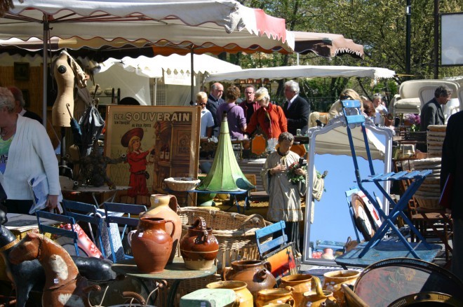 Antiikkimarkkinat Antibesissa.