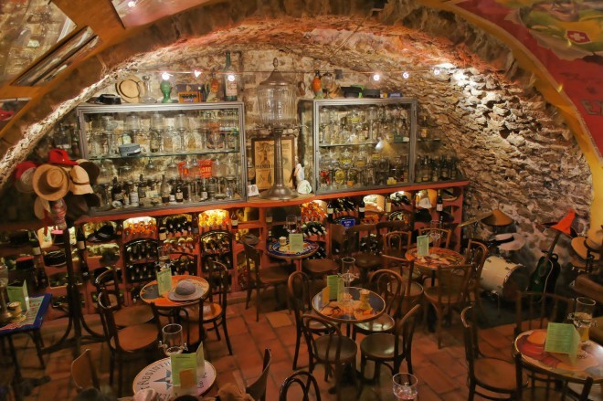 Bar in muzej, posvečena razvpiti pijači iz pelina – absintu.