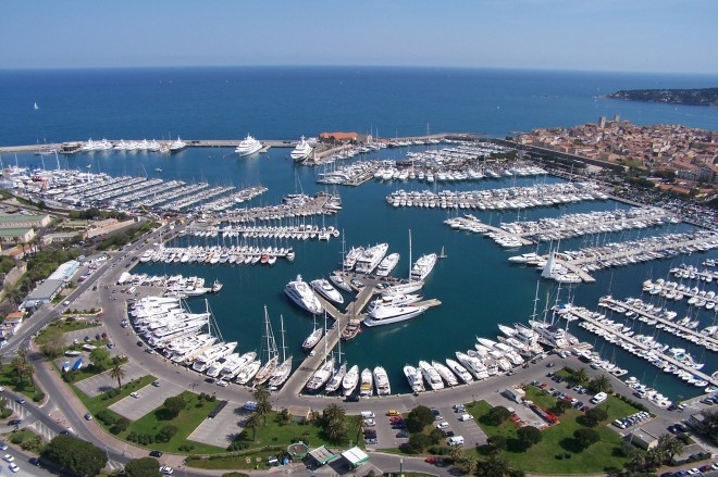 Port Vauban on Antibesin suurin venesatama ja varakkaiden megajahtien omistajien kohtauspaikka.