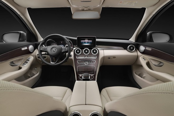The interior is practically identical to that of the sedan version of the C-Class, which means an extremely elegant yet modern interior arrangement, with extremely high-quality materials and workmanship. There are four basic packages available and significantly more additional ones that the buyer can combine. 