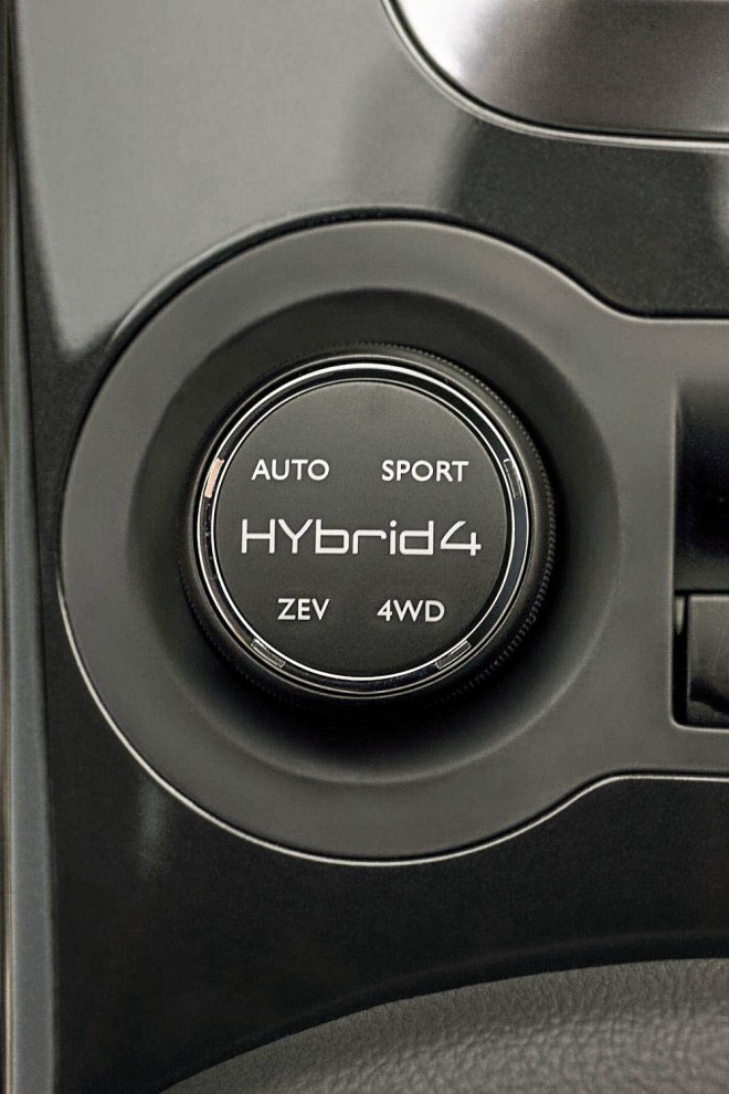 Les modes de conduite sont contrôlés par le conducteur avec un bouton pratique, où il peut choisir entre ZEV (entraînement électrique), 4WD, Sport et Auto (entraînement hybride combiné).