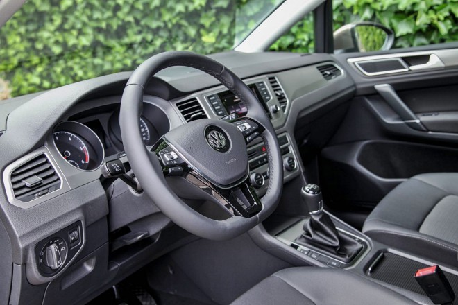 The interior has the most similarities with the center console of the Golf. Unlike the higher seating, the driver's workspace here is similar to the power. However, despite the higher height, the sportsvan drives surprisingly well and in this respect is also comparable to the Golf.