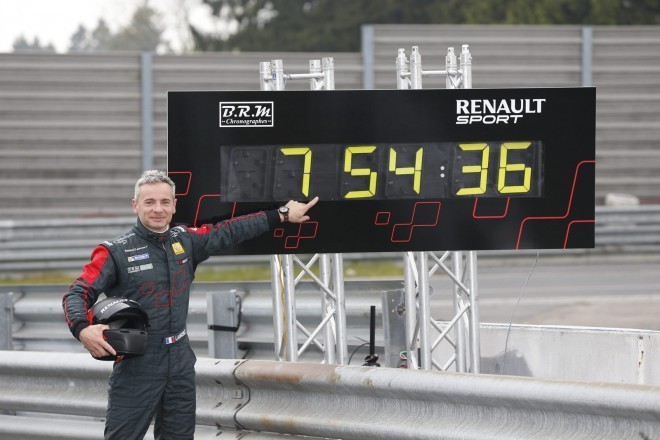 Renault erreichte nicht das gewünschte Ergebnis von 7:45, aber selbst 7:54:36 reichten, um den Streckenrekord für frontgetriebene Fahrzeuge erneut zu übernehmen.