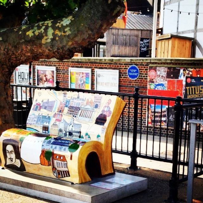 In London können Sie sich bis September auf Büchern statt auf Bänken ausruhen.
