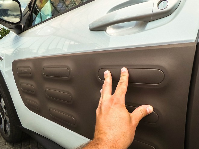 Skyddselementet - Airbump - tillverkat av termoplastisk polyuretan är installerat på dörrar och stötfångare. Bilen är därmed skyddad i de delar som är mest utsatta för skador.