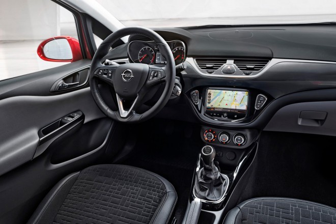 Even inside, there are quite a few similarities with the Adam, especially in the appearance of the gauges and the center console. But the Corsa got a new and unique steering wheel and the IntelliLink system.