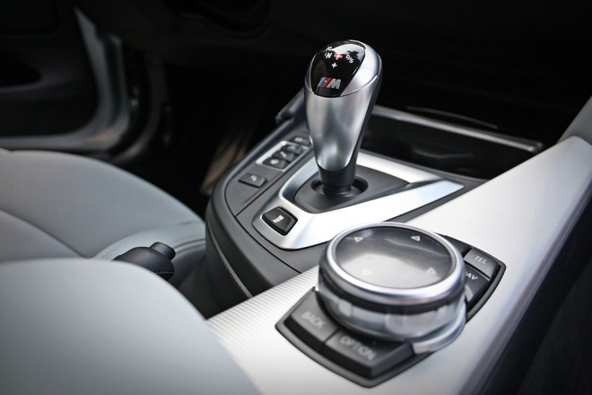 On the extension of the center console, the characteristically designed lever of the M double-clutch automatic transmission and numerous switches with which you dictate the operation of almost all parameters of the driving dynamics boast. 