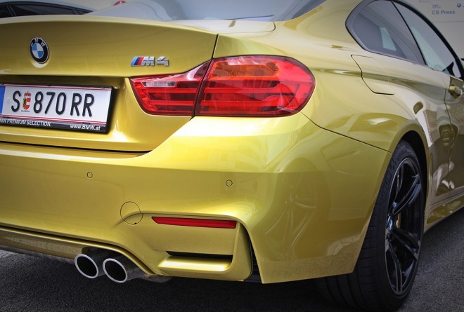 There is also a concrete amount of M sportiness at the rear, as here, in addition to the inscription of the version, there is an extremely dynamic bumper, which also received the characteristic four exhaust pipes. The gold color suits it even better than it looks in the pictures. 