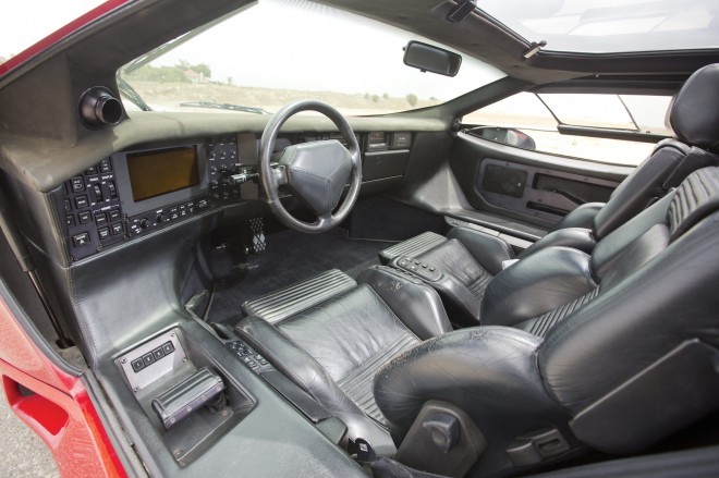Apesar de ter quase 25 anos, o interior ainda é muito futurista, com bancos eletricamente ajustáveis, controle de cruzeiro, airbags de segurança e uma grande tela de informações.