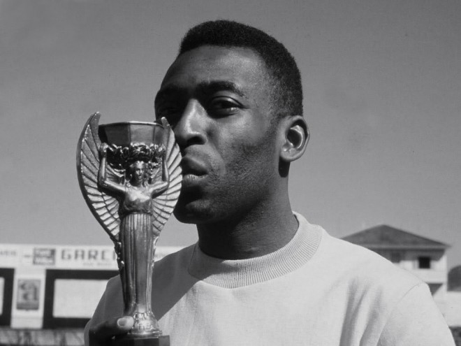 Pele med det originale trofæ ved den første VM-sejr i 1958