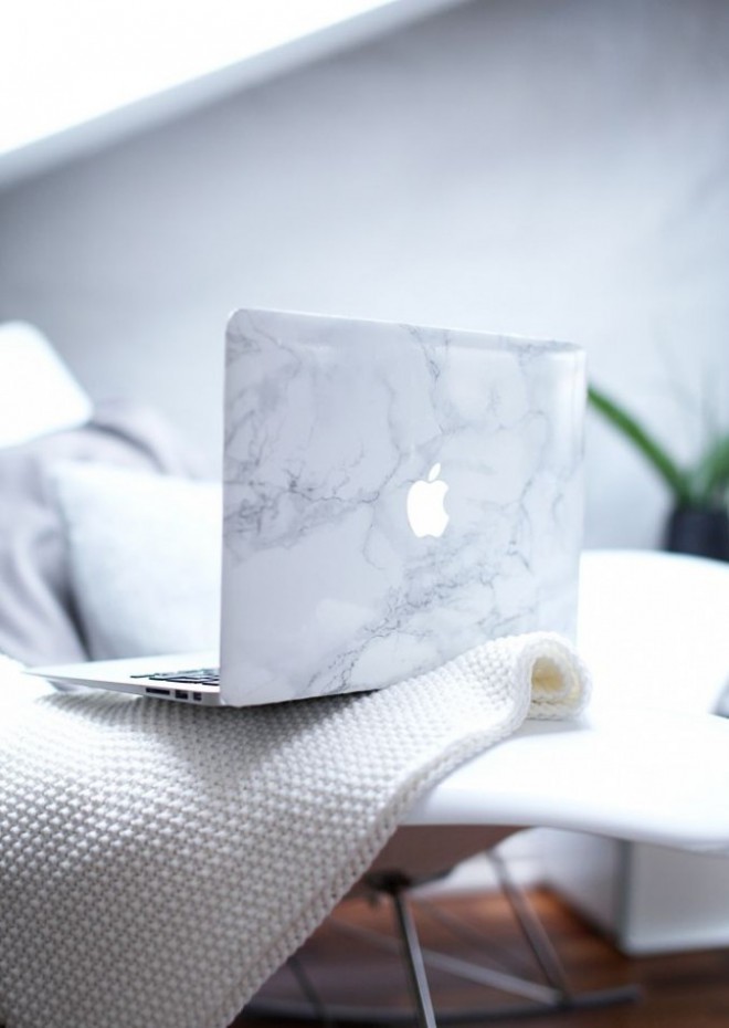 Laptop i marmorfärg