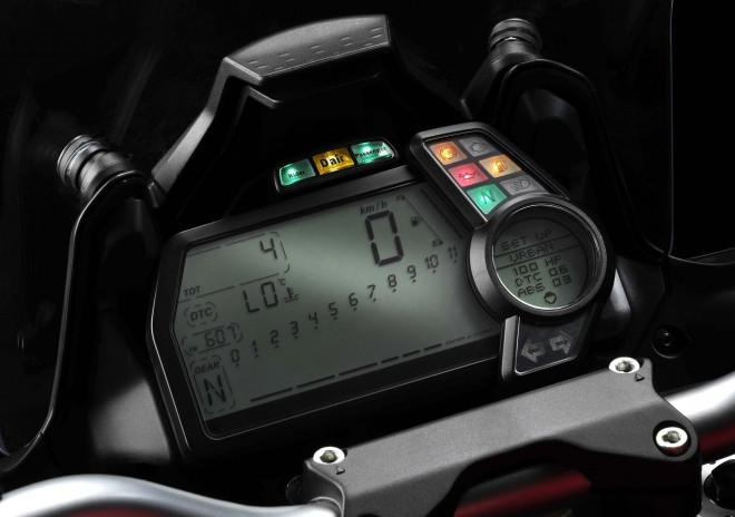 Tudo o que o usuário precisa fazer ao dar a partida na motocicleta é verificar se o sistema está conectado corretamente à motocicleta, conforme indicado pelos três indicadores na parte superior dos medidores. 
