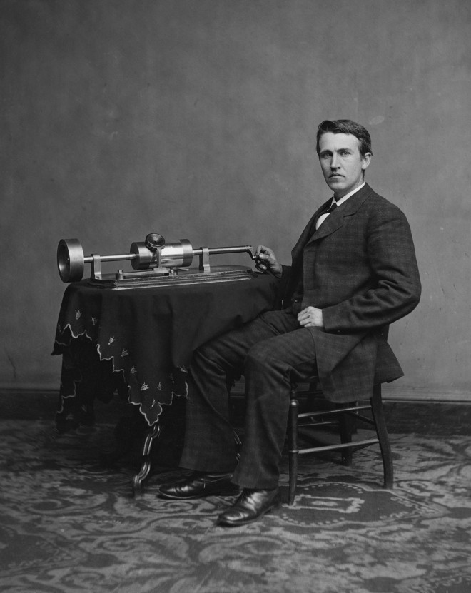 トーマス・エジソンと蓄音機。