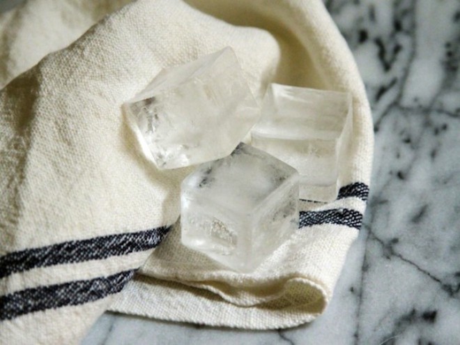 Avvolgi i cubetti di ghiaccio in un panno