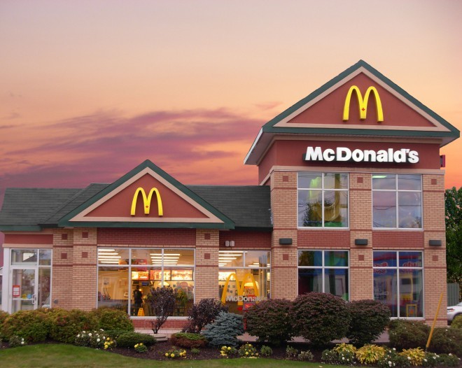 Ray Kroc je ustanovil McDonald's.