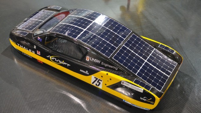 Če vozilo stoji na močnem soncu za osem ur, se fotovoltaični sistem napolne dovolj za dve uri vožnje.