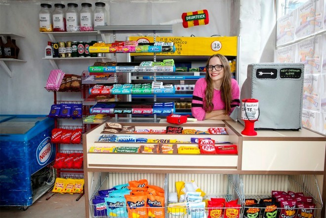Lucy Sparrow v svoji mehki trgovinici The Cornershop.