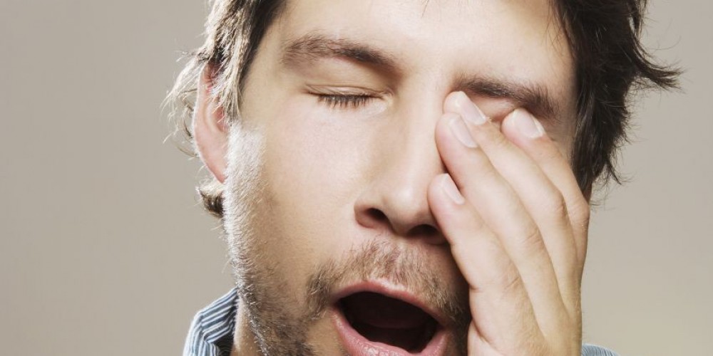 Gähnen. Eines der sichtbaren und rein unästhetischen Symptome von Schlafmangel. Die gefährlichen sind mehr verborgen.