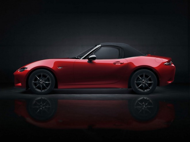 From the side, the new "miata" will be characterized by a roadster-like rear passenger cabin, a dynamic shoulder line and a movable roof, which can be canvas or steel (solid).