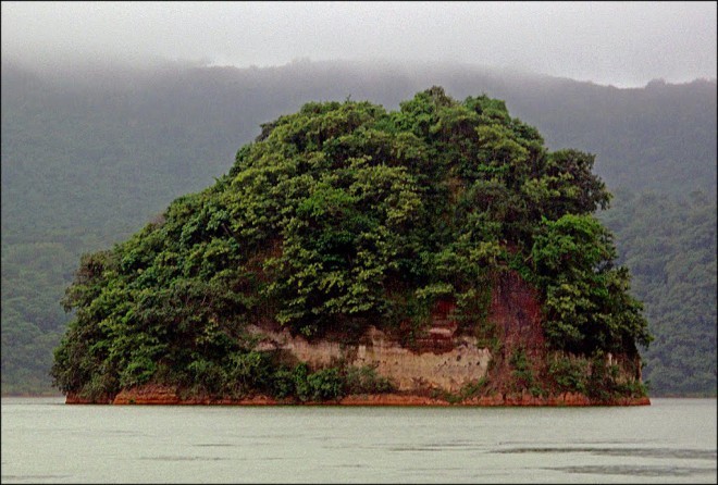 タール火山 - 島の中の島。