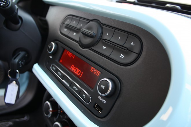 The Twingo III puts a lot of emphasis on multimedia, where in addition to the audio device, two navigation systems are also available: R&Go and R-Link. With the first smartphone, you simply insert it into a special holder, and most of the previously present "bugs" have been eliminated in the R-link.