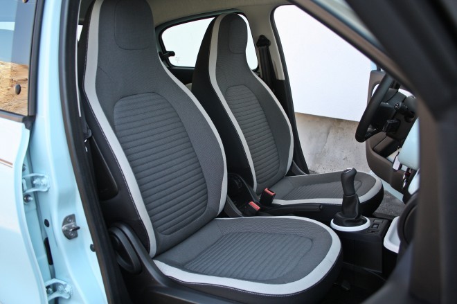 The backrests of the seats made of one piece are also surprising, and the savings can be seen in the rear side windows, the opening of which is "only" to the side, as in the well-known "yuges".