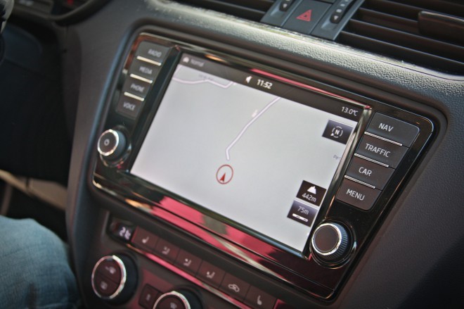 In front of the passengers in the first row, there is already a basic 5.8-inch color screen sensitive to the touch, and for an additional fee, it also finds a home in the factory navigation, which is one of the few things that remained on the list of additional costs.