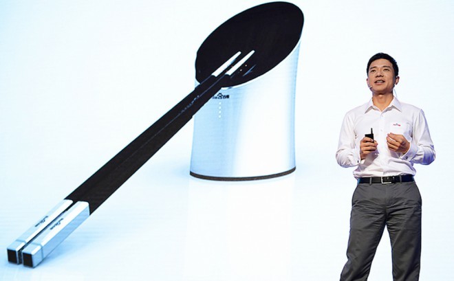 CEO Baidu Robin Li představil chytré tyčinky.