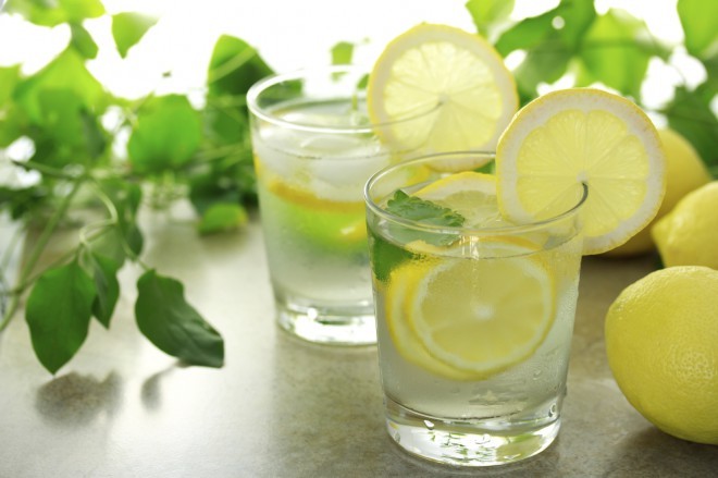 Vlažná voda s citronem dělá zázraky.