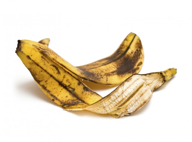 Za bele zobe uporabite notranjo stran bananinega olupka.