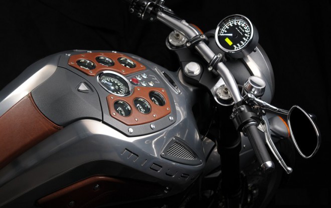 The gauges mounted directly on the fuel tank are also a special feature, and the entire assembly, placed on a leather base, can also be changed at will. 