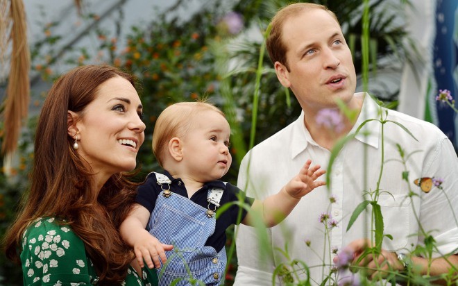 Die Herzogin und der Herzog von Cambridge mit ihrem kleinen Jungen