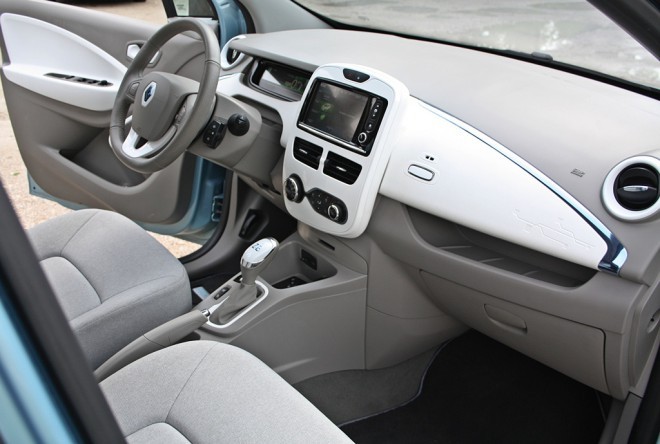 Der Innenraum ist erwartungsgemäß modern, und das Einsteigen und Sitzen kommt dem von Minivans nahe. Die Rundumsicht ist ebenfalls solide, und viele Dinge werden den Besitzern von Renault-Fahrzeugen vertraut sein.