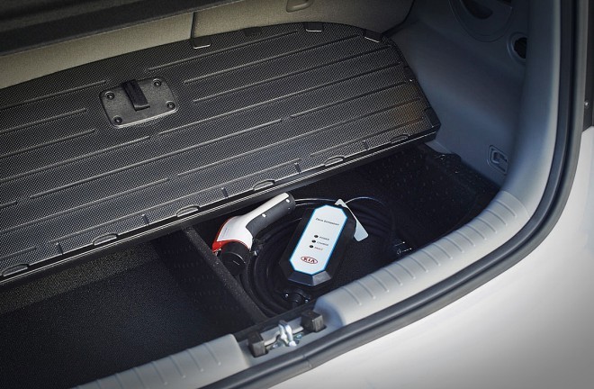 The trunk is also similar in strength to those of "classic" Souls, as there are also two useful drawers under the double bottom, only the part closer to the seat bench is occupied by the batteries, which are then placed under the rear seats.