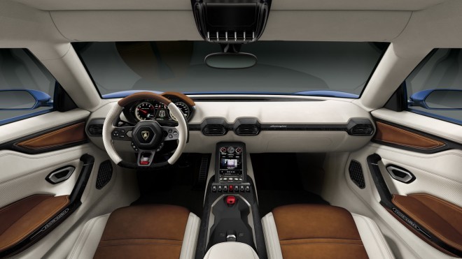 El interior es típico y reconocible de Lamborghini. Además de la modernidad, también se caracteriza por una relativa sencillez. También existe cierta afinidad con el Miura, con el que está conectado por un volante retromoderno.