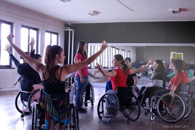 På danseprøven for funksjonshemmede og ballettdansere til forestillingen MOVE.ING regissert av Boris Cavazza.