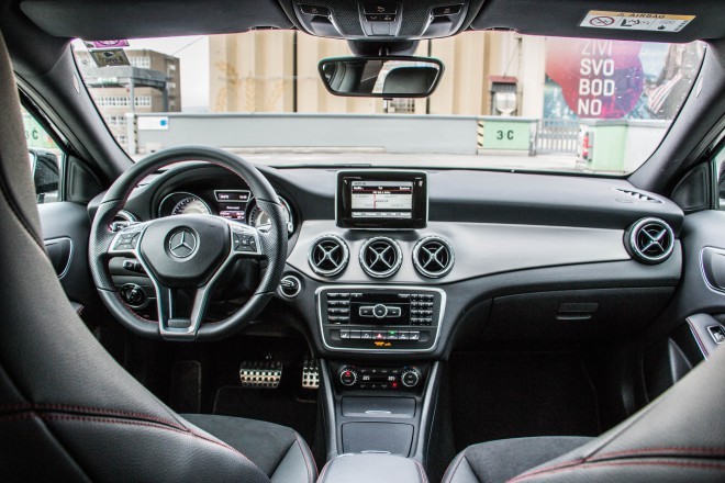 The interior of the vehicle looks premium, also due to the play of materials and the combination of equipment. 