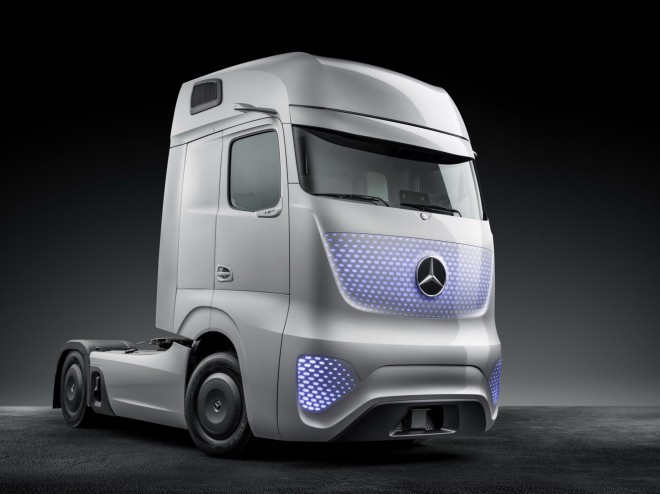 The front part of the truck looks like it has no lights, but when it starts, a large part of the vehicle's mask shines with the help of many LEDs. In the case of autonomous driving, the light changes from white to blue.   