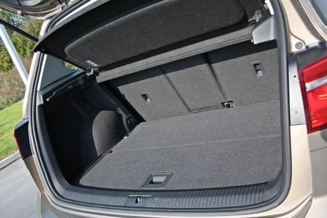 The trunk is another bright spot, as it measures 85 to 210 liters more than the Golf, and when folded down, the space increases to a completely C-single compartment 1,590 liters. 