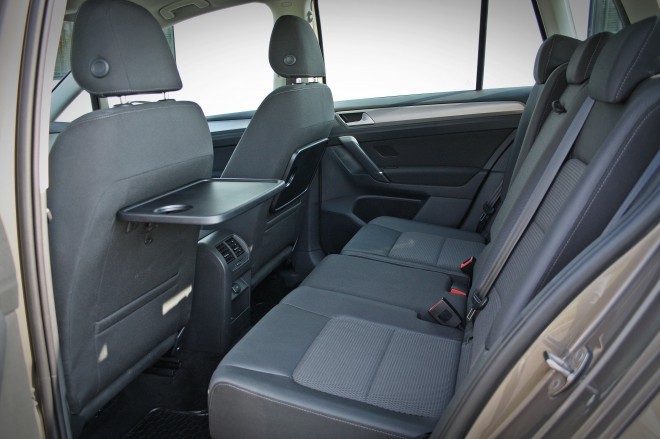 Even in the second row, it is significantly easier to "breathe", as there are significantly more centimeters in all directions, and with the help of the 18 cm movable and divisible bench seat, the owner also has the option of deciding between a larger trunk and additional space in the second row. 