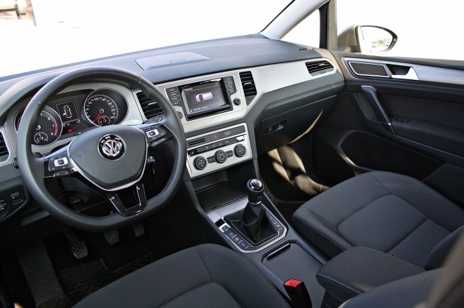 In addition to the higher seating, the interior is also much brighter and airier, and it also surpasses the Golf in terms of the number and volume of storage spaces and drawers. 