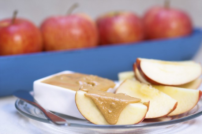 Usitnite jabuke s maslacem od kikirikija.