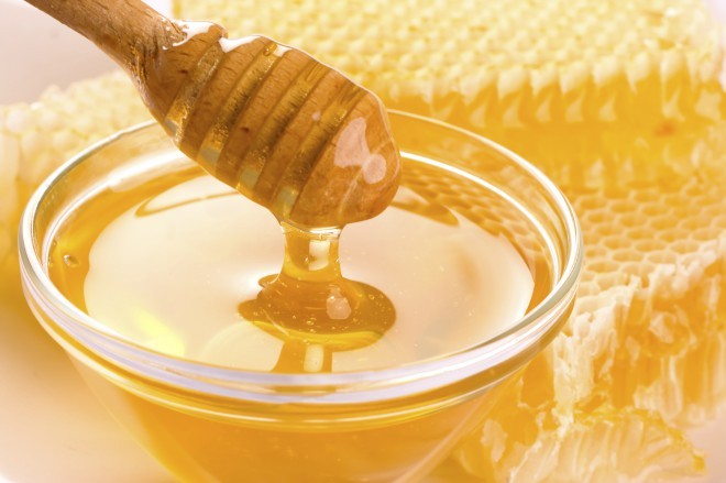 蜂蜜适合嘴唇干裂。