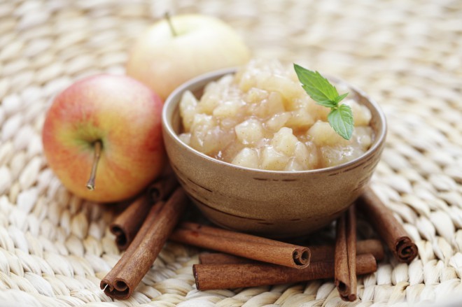Jablka můžeme dochutit skořicí, mandlovou pomazánkou nebo arašídovým máslem.
