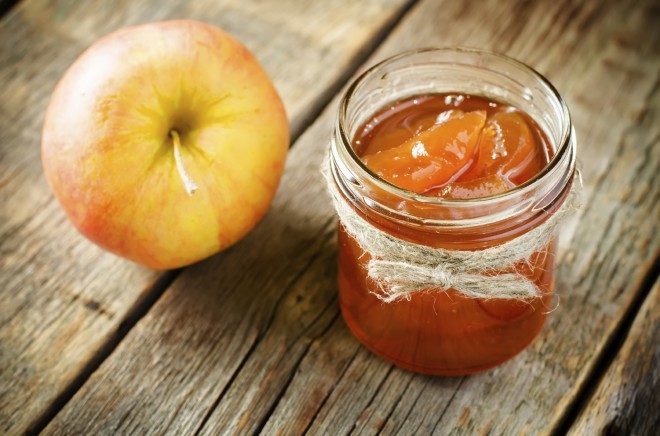 Naredimo jabolčno marmelado ali čežano.