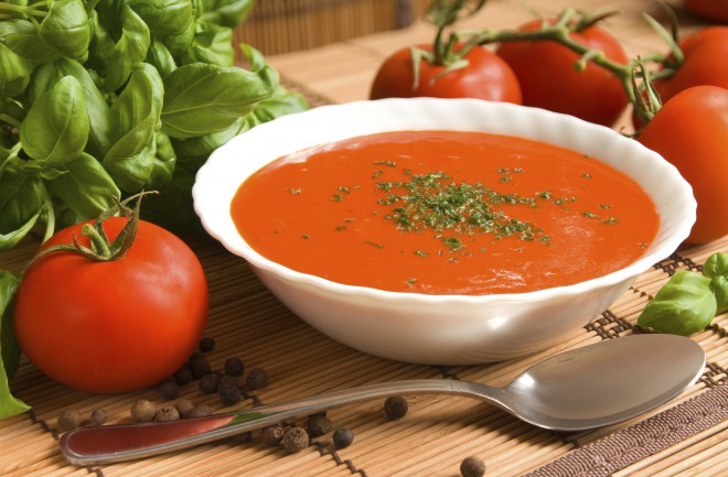 Soupe de tomates à base de tomates fraîches.