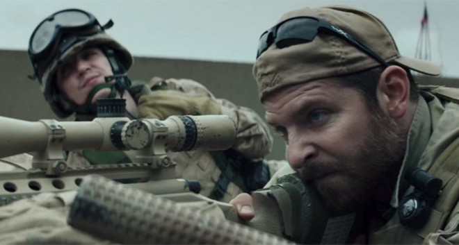 Bradley Cooper como o grande atirador americano Chris Kyle.