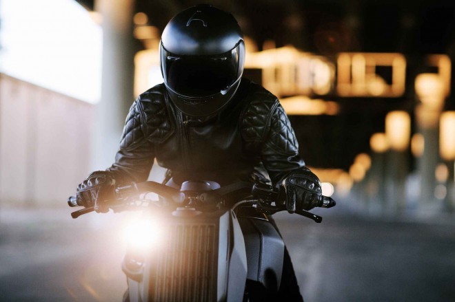 The most recognizable sign on the motorcycle is the striking front part, which consists of the engine radiator and a pair of vertically positioned lights.